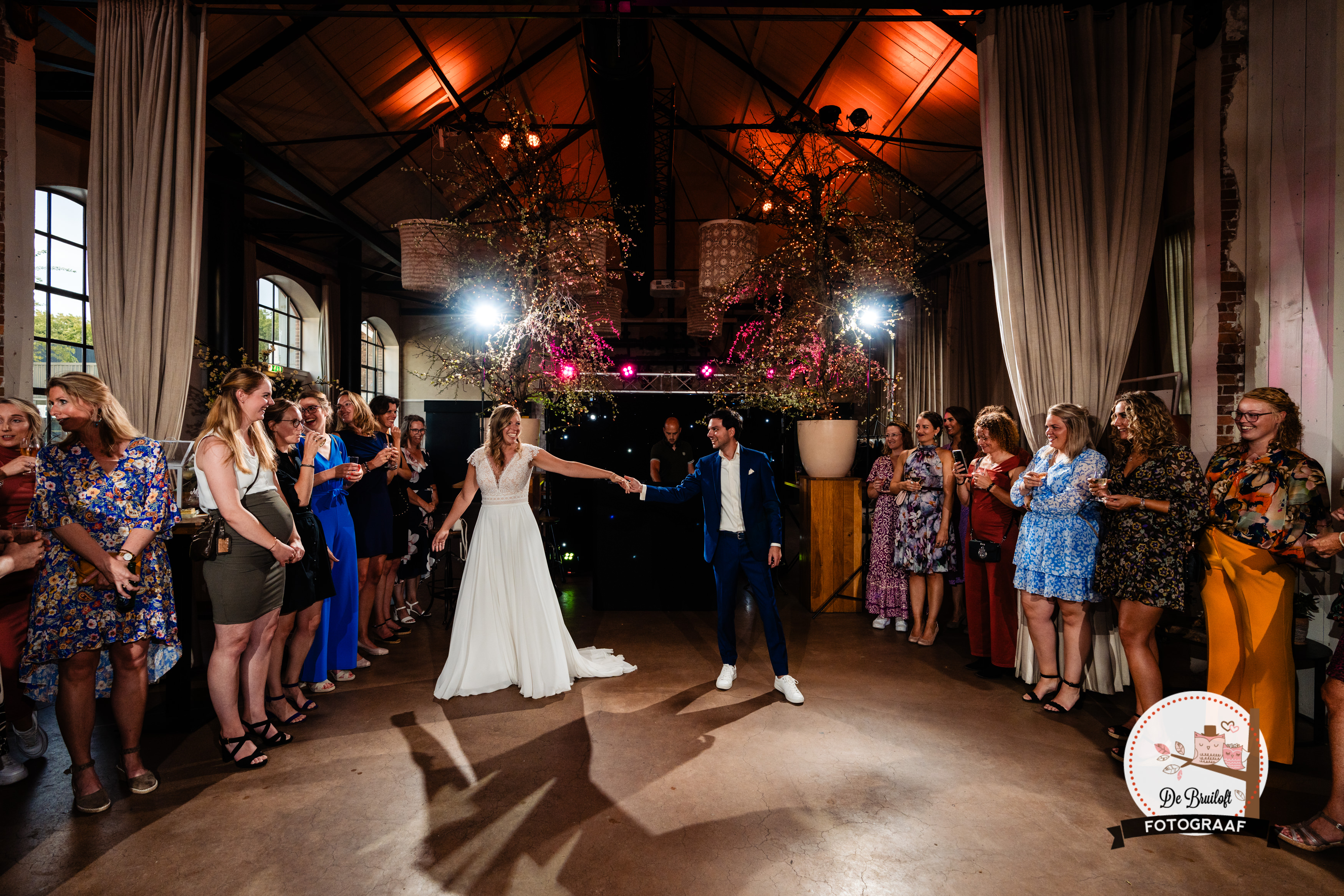Dansvloer en sfeervolle verlichting tijdens het avondfeest 
