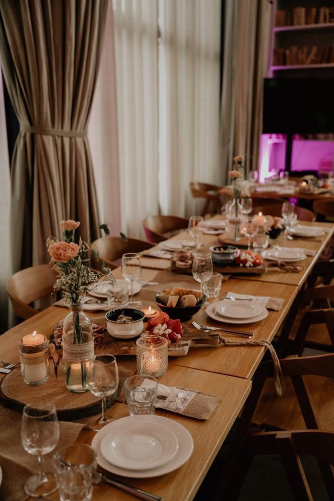 Een tafel gedekt voor een diner bij kaarslicht in het Oude Magazijn